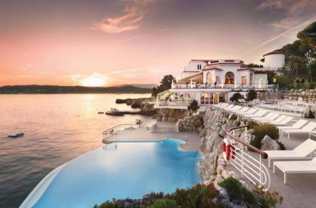 Sophia Richie Honeymoon hotel du cap Eden Roc Swimming pool at sunset