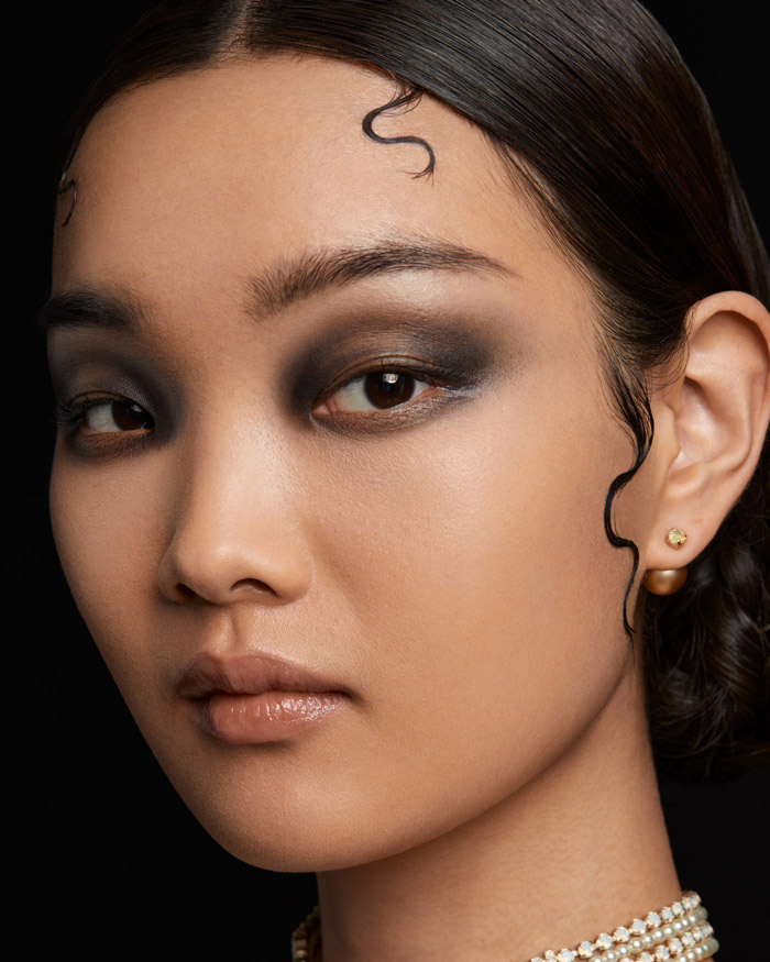 City Style and Living Summer 2023 Get the Mysterious, Flapper Era Makeup Look from the Dior Spring Summer 2023 Show portrait model flapper